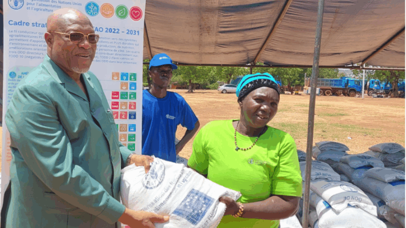 Dapaong, 13 juin (DAPAONGENLIGNE) – Ce jeudi 12 juin, une cérémonie symbolique de remise d’intrants agricoles s’est tenue à Dapaong, au bénéfice des familles d’accueil, déplacés internes et externes, ainsi que des sinistrés des récentes inondations dans la région des Savanes.