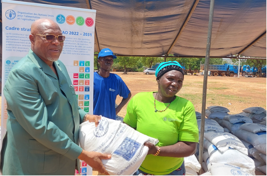 Dapaong, 13 juin (DAPAONGENLIGNE) – Ce jeudi 12 juin, une cérémonie symbolique de remise d’intrants agricoles s’est tenue à Dapaong, au bénéfice des familles d’accueil, déplacés internes et externes, ainsi que des sinistrés des récentes inondations dans la région des Savanes.